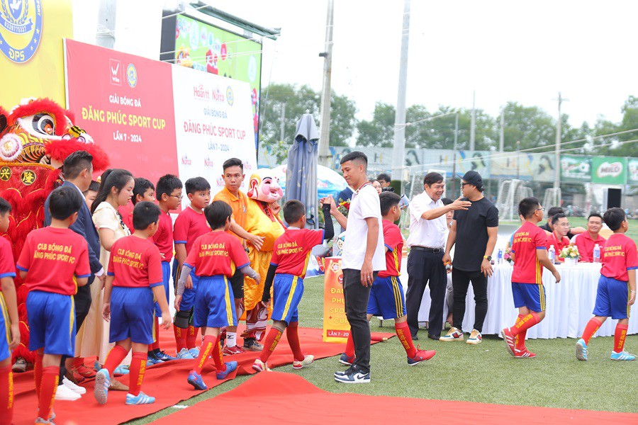Trung vệ Bùi Tiến Dũng trở thành Đại sứ hình ảnh giải bóng đá Đăng Phúc 2024