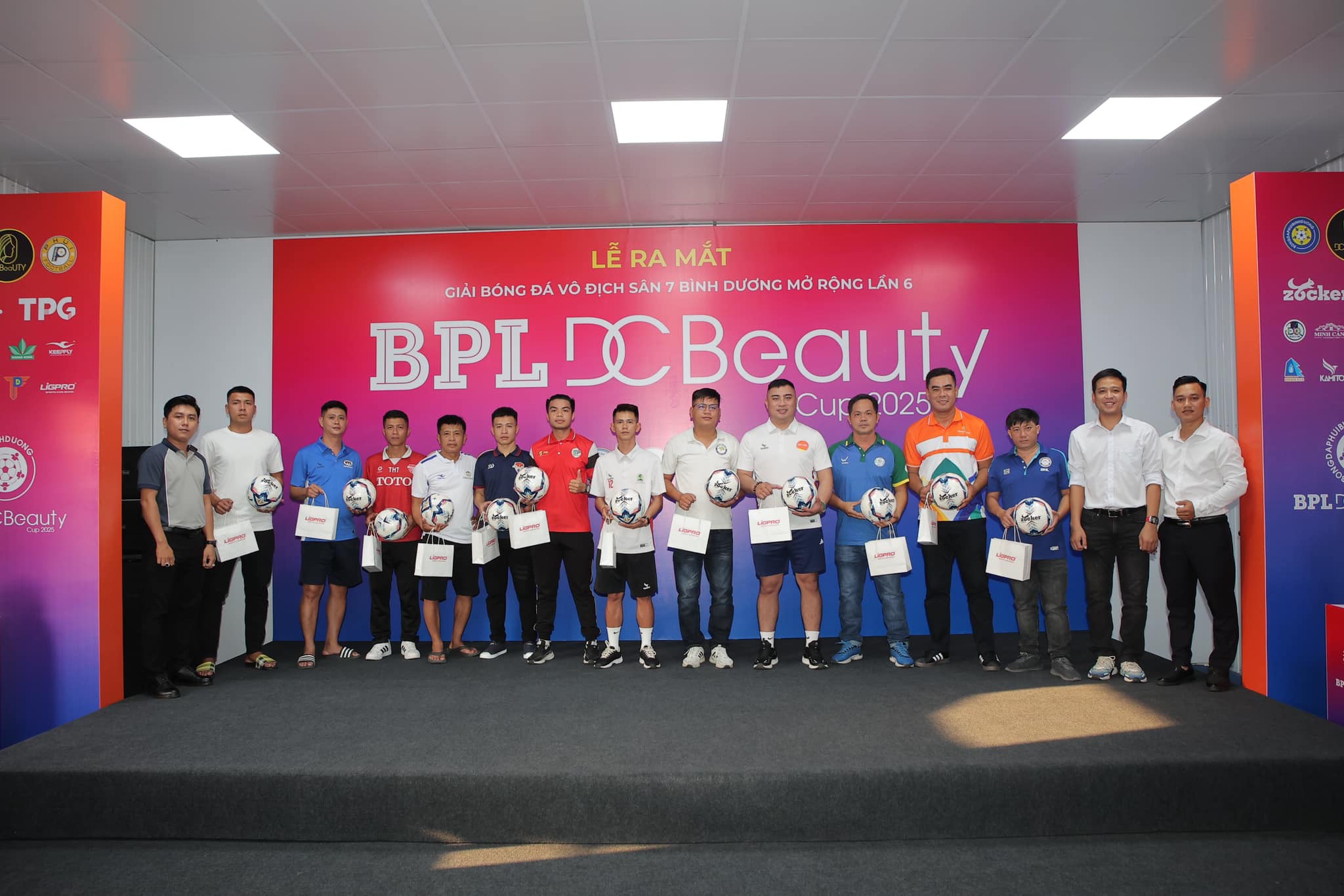 Xuất hiện bảng tử thần tại giải bóng đá 7 người lớn nhất Bình Dương