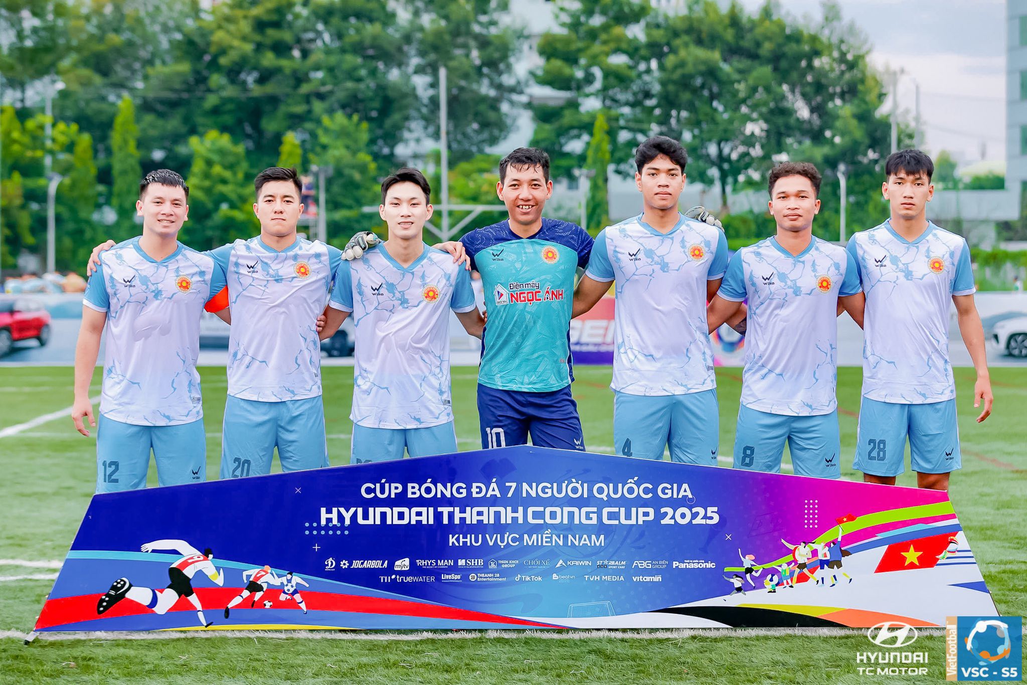 Hồng Lạc FC không bận tâm những chỉ trích, quyết tâm có điểm chia tay VSC-S5